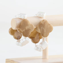 Load image into Gallery viewer, Hot Girls Pearls Clover Bracelet