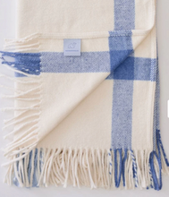 Load image into Gallery viewer, Weezie Throw Blanket